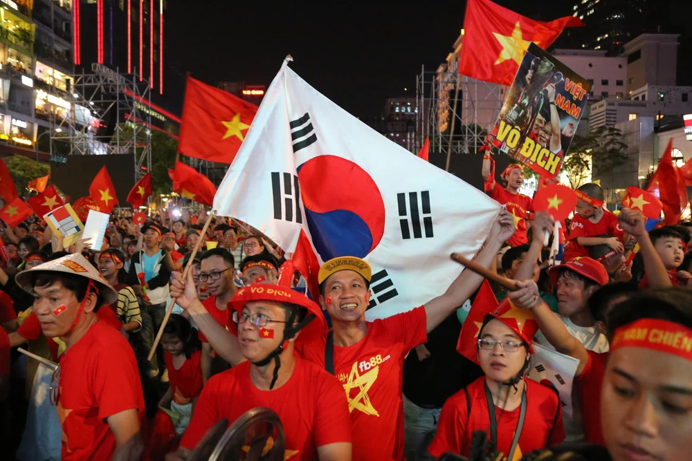 Cả nước đổ ra đường mừng HCV SEA Games lịch sử của U-22 VN ảnh 26