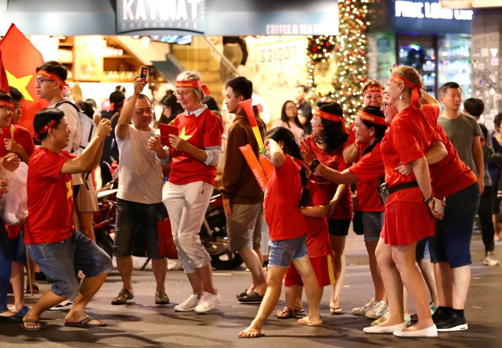 Cả nước đổ ra đường mừng HCV SEA Games lịch sử của U-22 VN ảnh 7