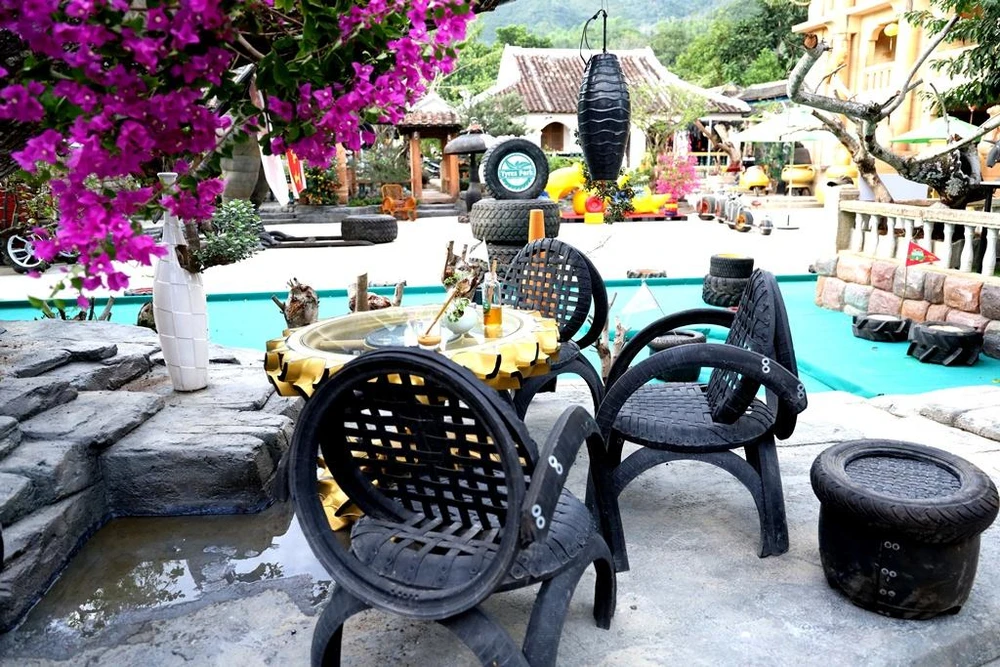 Ngỡ ngàng công viên lốp của 'phù thủy' Nguyễn Văn Phúng ảnh 7