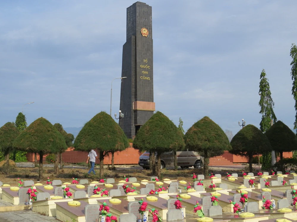 Xúc động trước ngội mộ tập thể có liệt sĩ người Đức ảnh 1