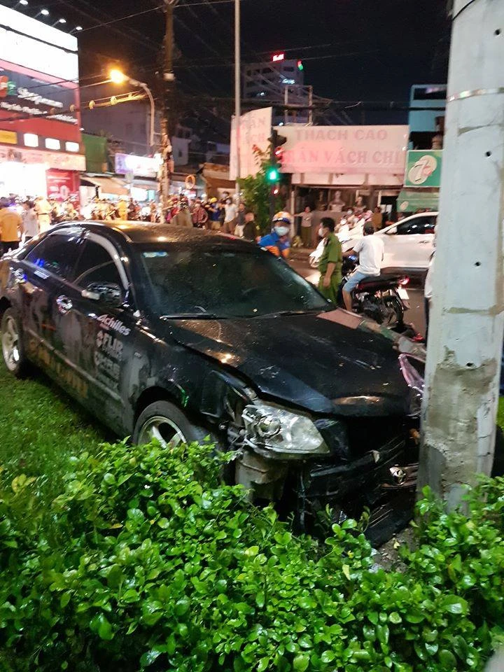 Ô tô lùa hàng loạt xe máy chờ đèn đỏ ở Bình Thạnh ảnh 3