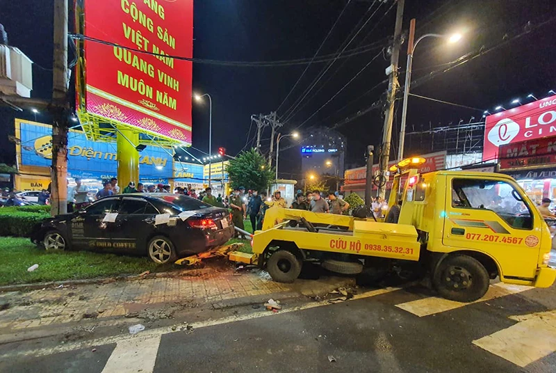 Ô tô lùa hàng loạt xe máy chờ đèn đỏ ở Bình Thạnh ảnh 5