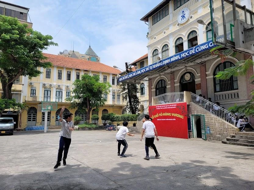 Học sinh trường THPT chuyên Trần Đại Nghĩa chơi thể thao sau giờ học. Ảnh: Trí Nhiên