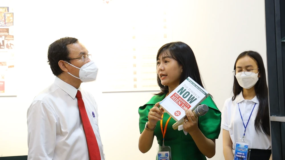 Bí thư Thành ủy Nguyễn Văn Nên trải nghiệm khu booth thư viện thông minh. Ảnh: TN