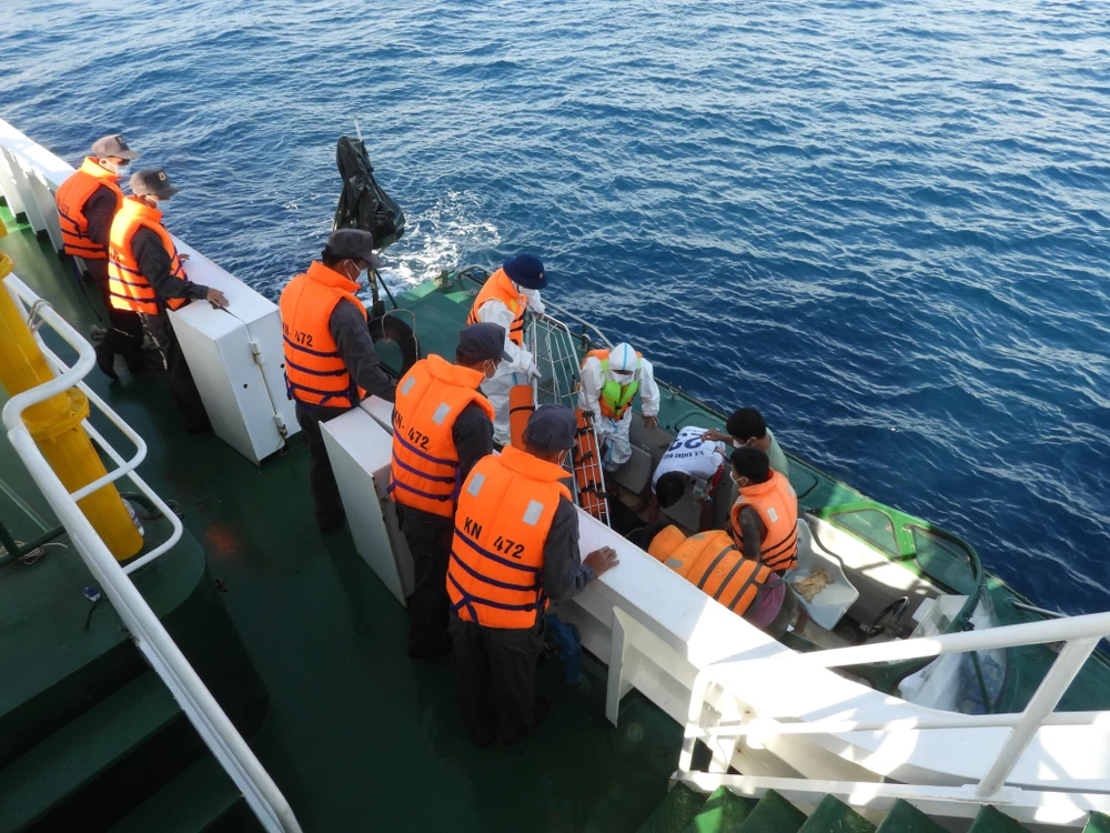 Chủ tàu cá BTh98804TS được chuyển lên tàu kiểm ngư KN472 tiếp tục đưa đi điều trị