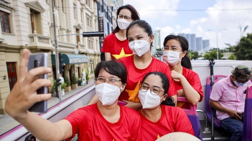 Hành khách chụp ảnh lưu niệm trong chuyến hành trình tham quan thành phố. Ảnh: NGUYỆT NHI