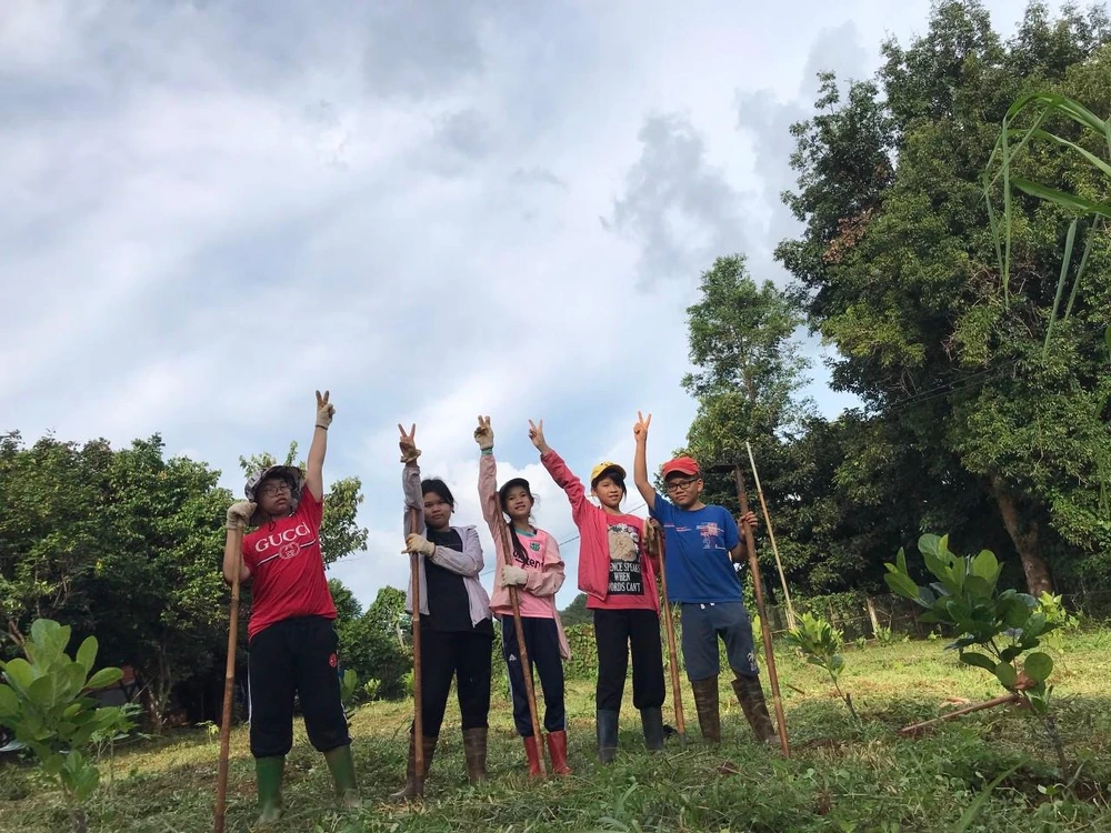 Nụ cười chiến thắng của các tình nguyện viên nhí sau một ngày làm việc hăng say, vất vả. Ảnh: QUỲNH NHƯ