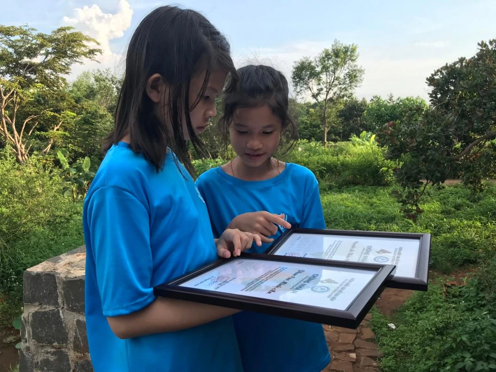 Niềm vui của các TNV khi kết thúc chương trình được ban tổ chứ trao giấy chứng nhận rất hoành tráng. Ảnh: Kha Nhiên