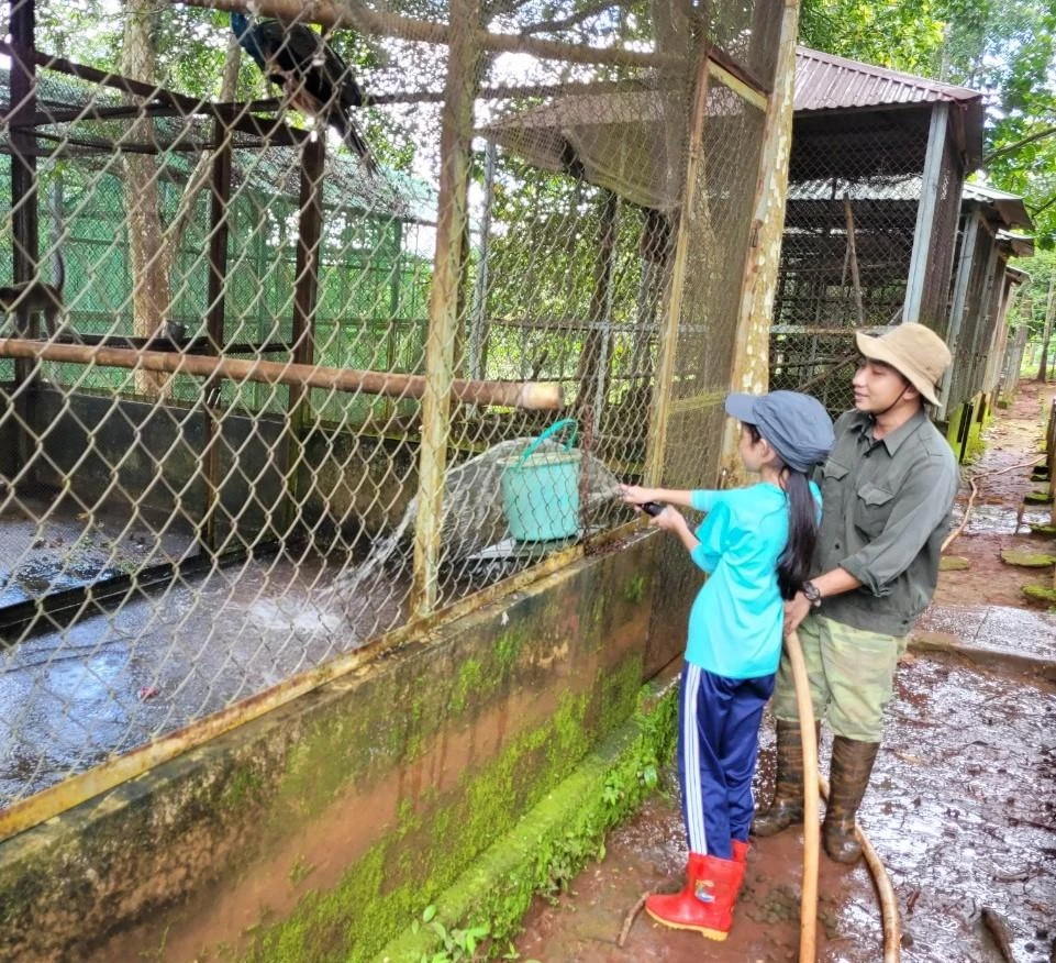 Việc xịt rửa chuồng phải kỹ để tránh bẩn, các bạn thú sẽ bị bệnh. Ảnh: Kha Nhiên