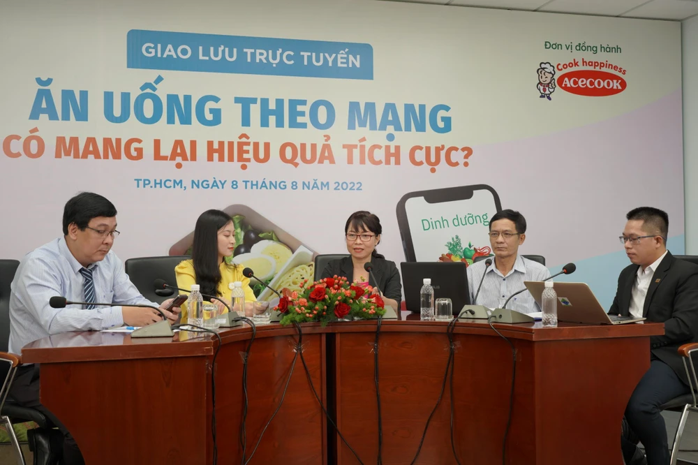Thạc sĩ-Bác sĩ Phạm Ngọc Oanh (ngồi giữa), Trưởng khoa Dinh dưỡng-Trung tâm Kiểm soát bệnh tật TP.HCM (HCDC) trả lời bạn đọc. Ảnh: MINH HOÀNG