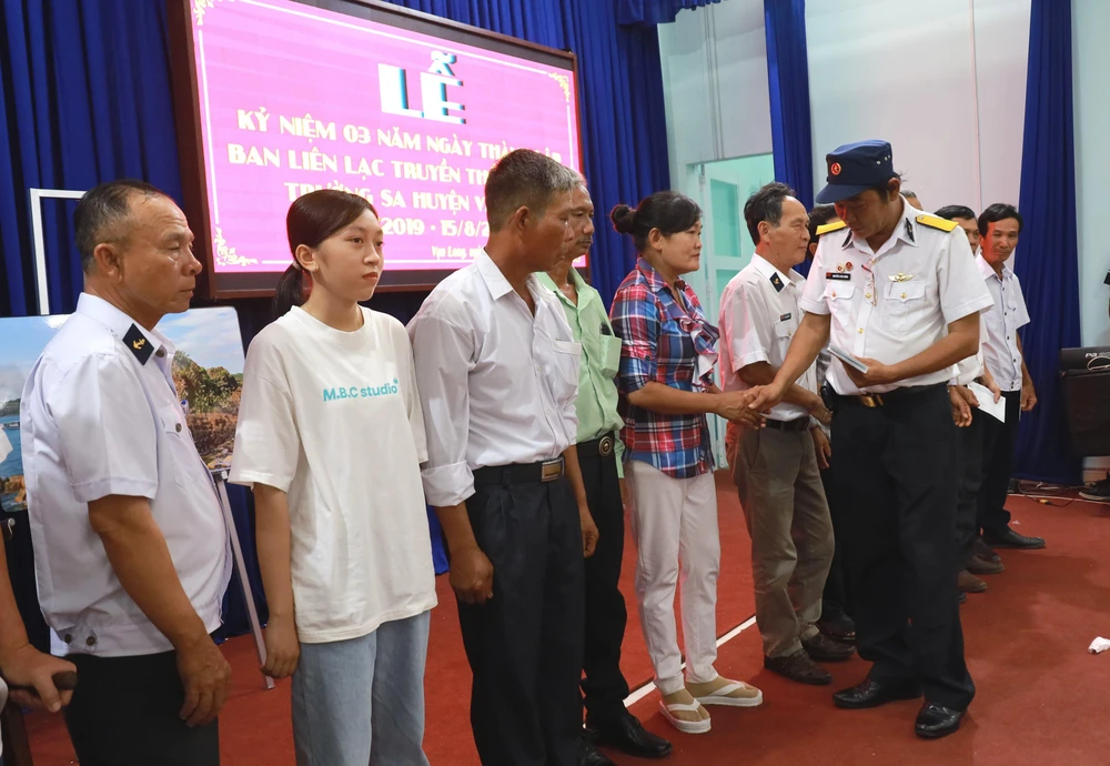 Cựu binh Trường Sa Nguyễn Văn Dũng trao quà cho địa diện các gia đình cựu binh có hoàn cảnh khó khăn. Cựu binh Trường Sa Nguyễn Văn Dũng trao quà cho địa diện các gia đình cựu binh có hoàn cảnh khó khăn.