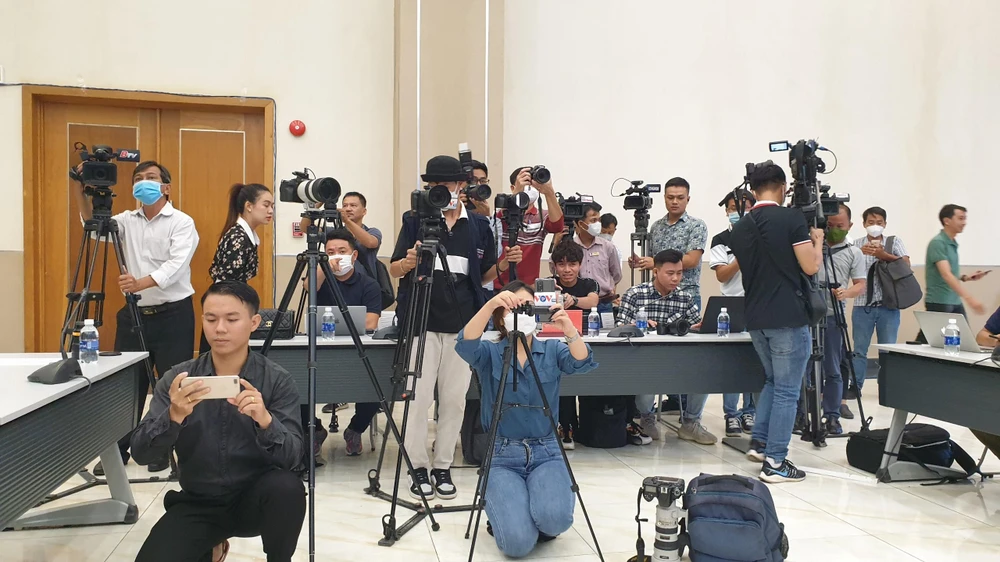 Phóng viên các báo, đài chuẩn bị tác nghiệp tại cuộc họp báo