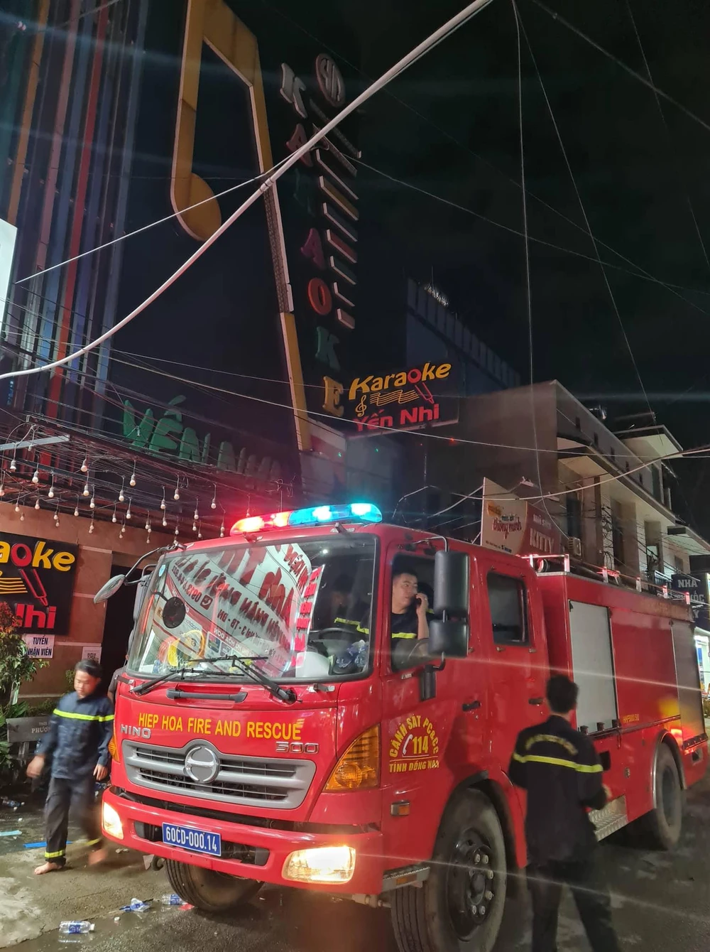 Lực lượng chức năng triển khai dập lửa. Ảnh: VH.