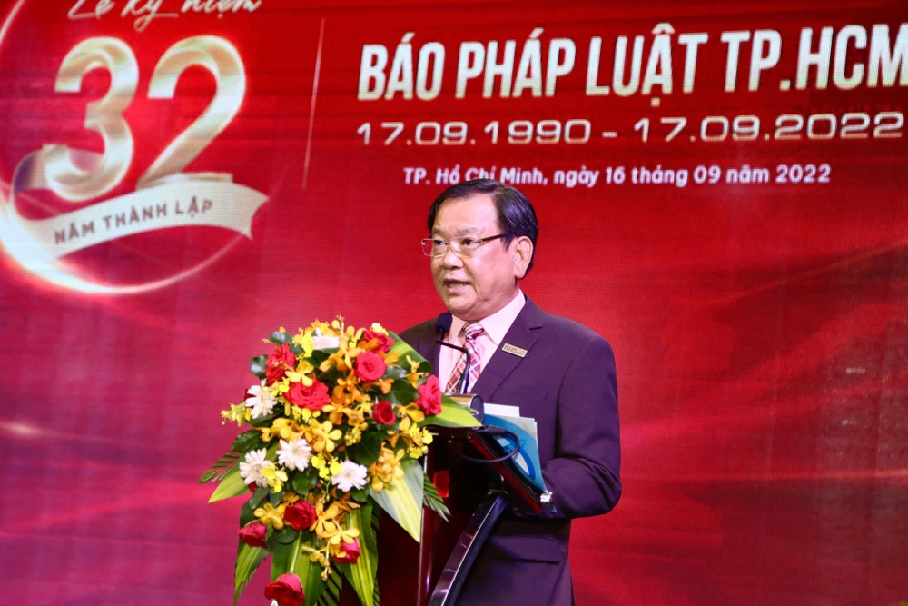 Tổng Biên tập báo Pháp Luật TP.HCM Mai Ngọc Phước phát biểu tại gala. Ảnh: H.GIANG