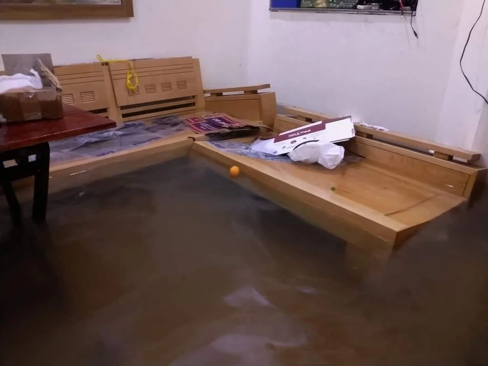 Nước ngập lút đồ đạc vật dụng của nhà dân.