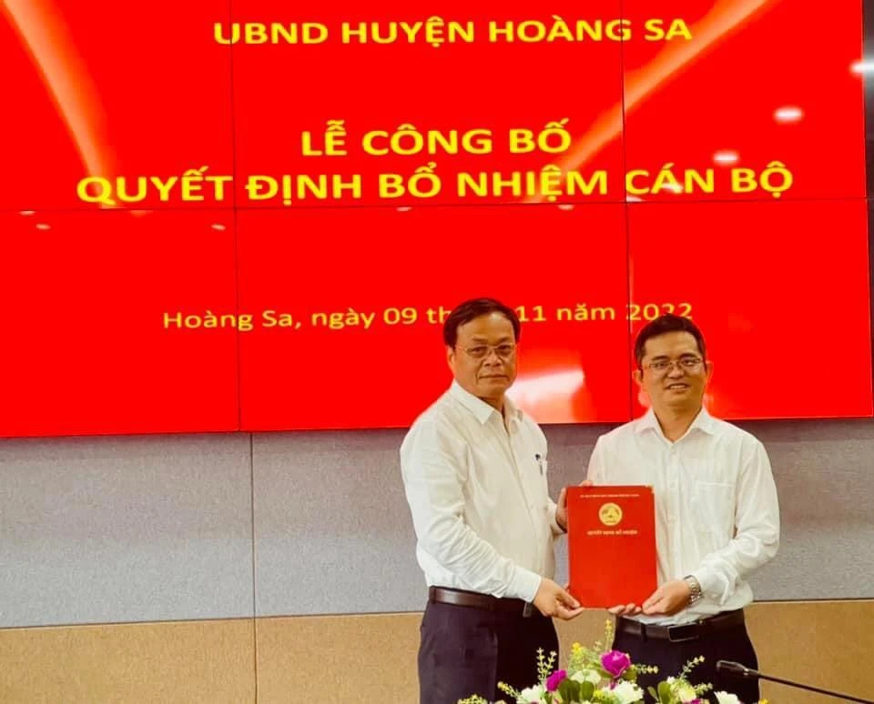 Ông Lê Tiến Công (bên phải) nhận quyết định bổ nhiệm.