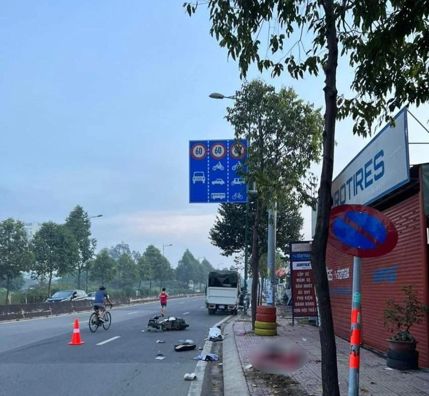 Hiện trường vụ tai nạn khiến cô gái tử vong trên đường Phạm Văn Đồng. Ảnh: CM