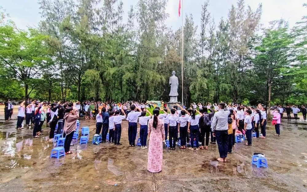 Lễ chào cờ dưới mưa