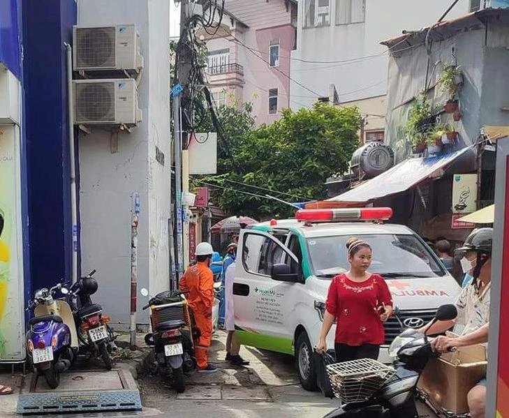 Xe cấp cứu có mặt tại hiện trường để đưa nạn nhân đi bệnh viện. Ảnh: ĐC