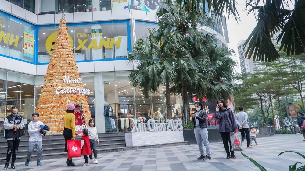 Cây thông Noel được làm từ 8.000 trái bắp khô cao gần 15m được dựng tại một tòa nhà trên đường Lê Văn Lương, TP Hà Nội.