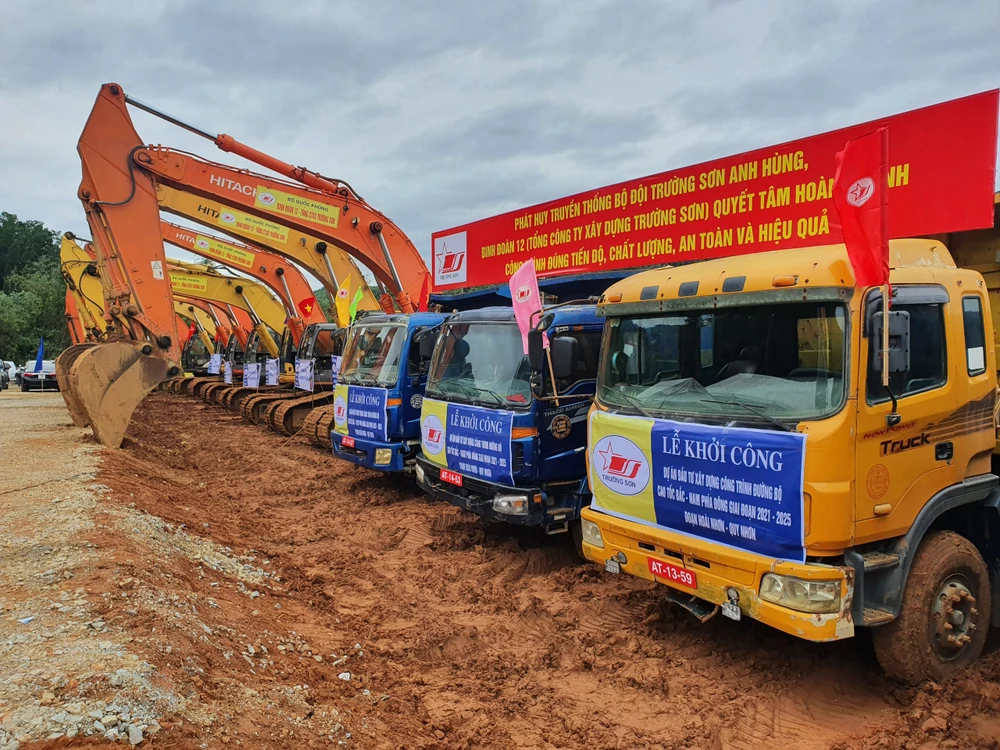 Dàn xe công trình tại điểm cầu thị xã Hoài Nhơn sẵn sàng chờ lệnh khởi công. Ảnh: HUY TRƯỜNG Dàn xe công trình tại điểm cầu thị xã Hoài Nhơn sẵn sàng chờ lệnh khởi công. Ảnh: HUY TRƯỜNG