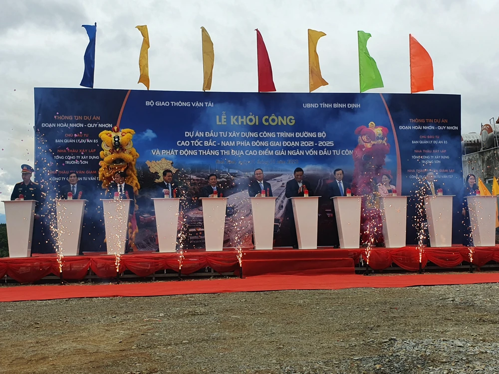 Đầu cầu Bình Định bấm nút khởi công dự án. Ảnh: HUY TRƯỜNG Đầu cầu Bình Định bấm nút khởi công dự án. Ảnh: HUY TRƯỜNG
