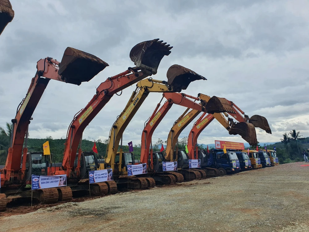 Phó Thủ tướng Chính phủ Lê Minh Khái, Bộ trưởng Bộ Xây dựng Nguyễn Thanh Nghị và lãnh đạo UBND tỉnh Hậu Giang bấm nút tại đầu cầu Hậu Giang. Ảnh: CHÂU ANH Dàn máy khởi động cho Dự án cao tốc Bắc-Nam đoạn Cần Thơ - Hậu Giang. Ảnh: CHÂU ANH Khí thế tưng bừng của ngày hội khởi công 12 dự án thành phần cao tốc Bắc-Nam giai đoạn 2. Ảnh: CHÂU ANH Phó Thủ tướng Chính phủ Lê Minh Khái, Bộ trưởng Bộ Xây dựng Nguyễn Thanh Nghị và lãnh đạo UBND tỉnh Hậu Giang bấm nút tại đầu cầu Hậu Giang. Ảnh: CHÂU ANH Dàn máy khởi động cho Dự án cao tốc Bắc-Nam đoạn Cần Thơ - Hậu Giang. Ảnh: CHÂU ANH Khí thế tưng bừng của ngày hội khởi công 12 dự án thành phần cao tốc Bắc-Nam giai đoạn 2. Ảnh: CHÂU ANH