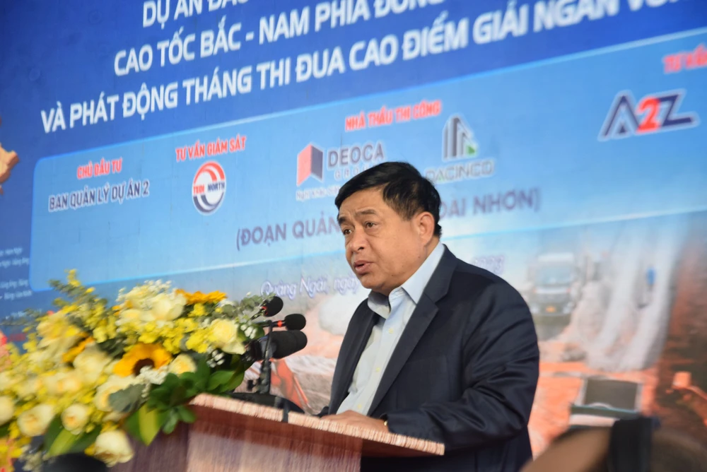 Bộ trưởng Bộ Kế hoạch và Đầu tư Nguyễn Chí Dũng phát động tháng thi đua cao điểm giải ngân vốn đầu tư công tại điểm cầu Quảng Ngãi. Ảnh: THANH NHẬT Bộ trưởng Bộ Kế hoạch và Đầu tư Nguyễn Chí Dũng phát động tháng thi đua cao điểm giải ngân vốn đầu tư công tại điểm cầu Quảng Ngãi. Ảnh: THANH NHẬT