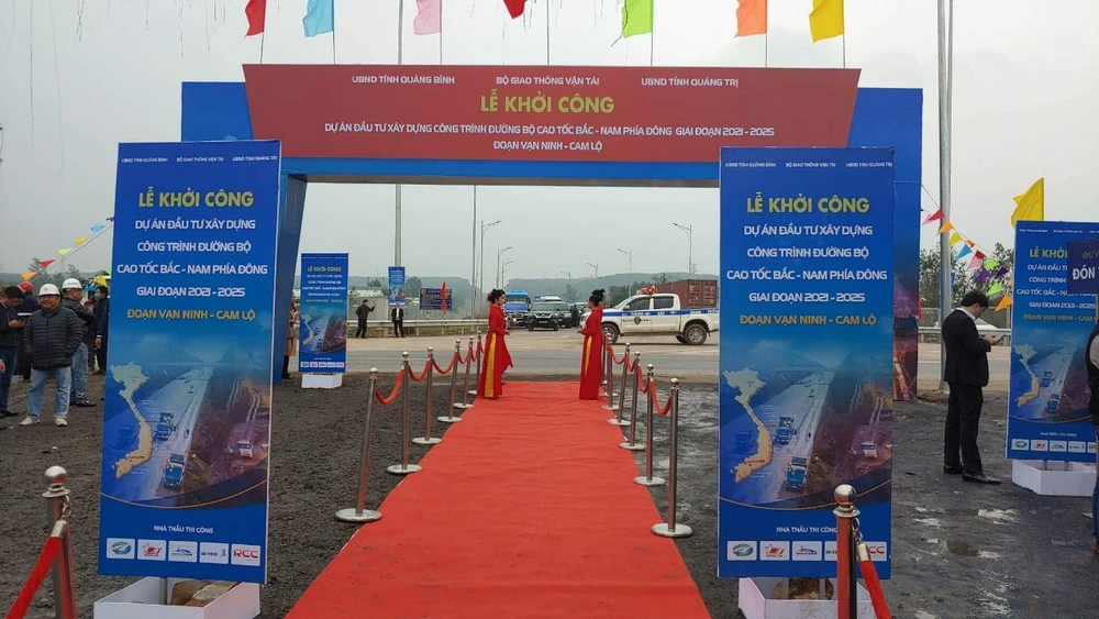 Cổng chào Lễ khởi công đoạn Cam Lộ-Vạn Ninh. Ảnh: NGUYỄN DO Cổng chào Lễ khởi công đoạn Cam Lộ-Vạn Ninh. Ảnh: NGUYỄN DO