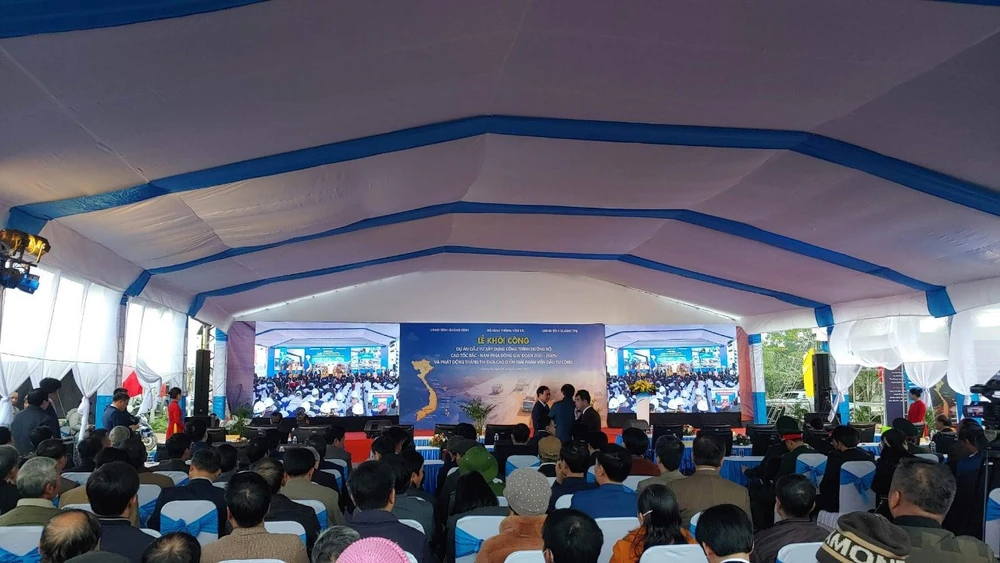 Tại đâu cầu Lễ Khởi công đoạn Cam Lộ-Vạn Ninh các quan khách đã đến đông đủ, sẵn sàng cho buổi lễ quan trọng hôm nay. Ảnh: NGUYỄN DO Tại đâu cầu Lễ Khởi công đoạn Cam Lộ-Vạn Ninh các quan khách đã đến đông đủ, sẵn sàng cho buổi lễ quan trọng hôm nay. Ảnh: NGUYỄN DO