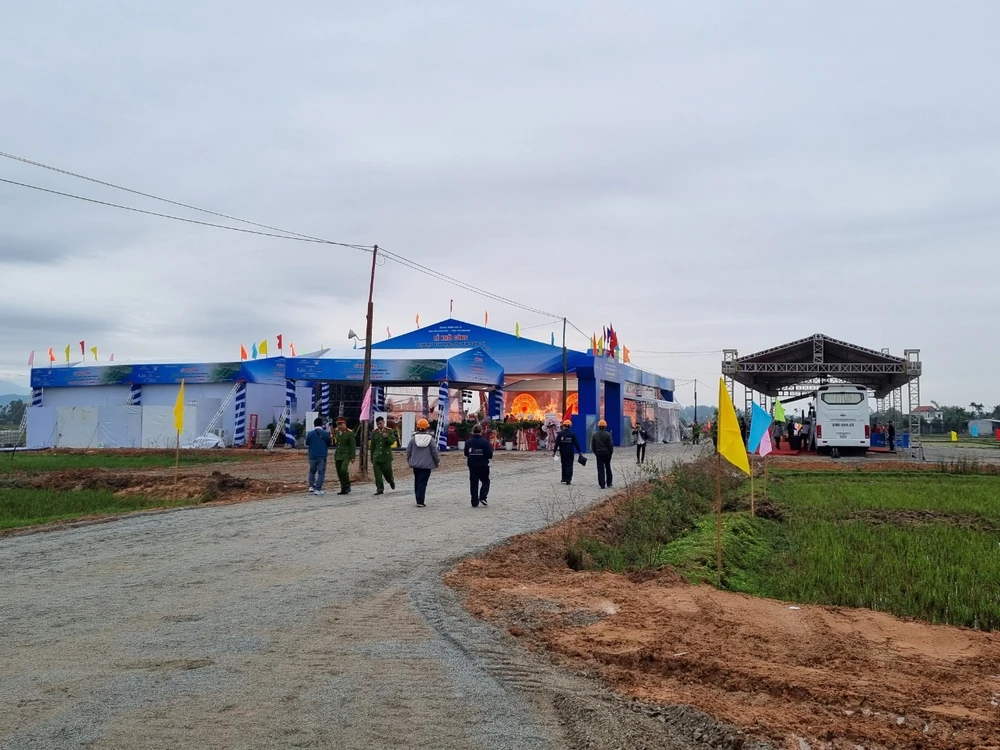 Quang cảnh Lễ khởi công tại điểm cầu Quảng Ngãi. Ảnh: T.NHẬT Quang cảnh Lễ khởi công tại điểm cầu Quảng Ngãi. Ảnh: T.NHẬT