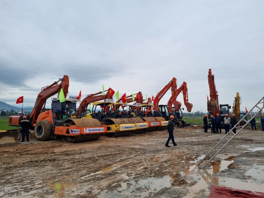 Loạt xe công trình sẵn sàng cho lễ khởi công tại điểm cầu Quảng Ngãi. Ảnh: T.NHẬT Loạt xe công trình sẵn sàng cho lễ khởi công tại điểm cầu Quảng Ngãi. Ảnh: T.NHẬT