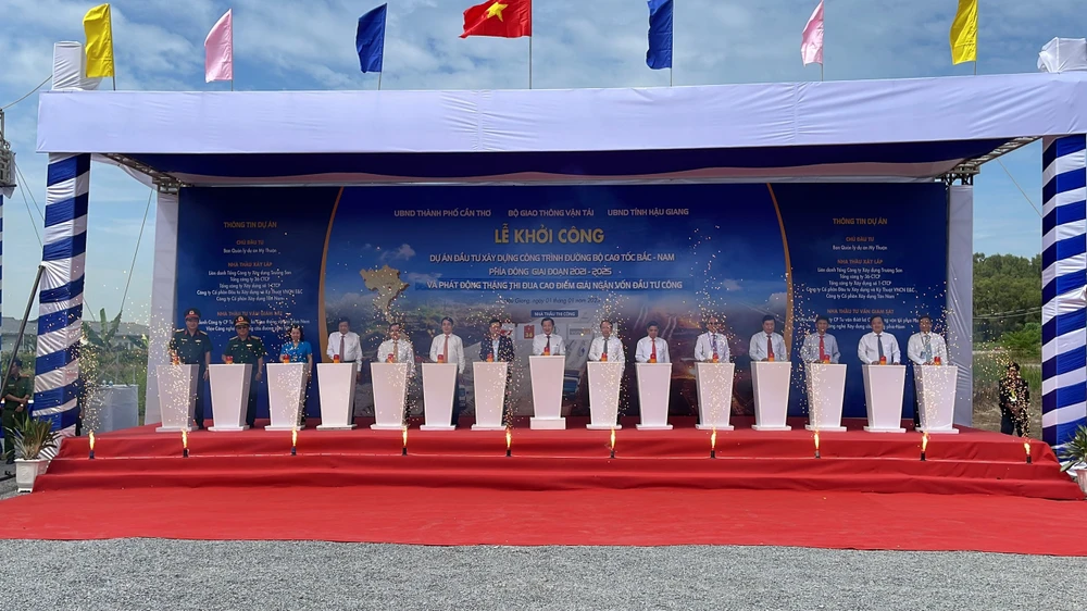 Phó Thủ tướng Chính phủ Lê Minh Khái, Bộ trưởng Bộ Xây dựng Nguyễn Thanh Nghị và lãnh đạo UBND tỉnh Hậu Giang bấm nút tại đầu cầu Hậu Giang. Ảnh: CHÂU ANH Dàn máy khởi động cho Dự án cao tốc Bắc-Nam đoạn Cần Thơ - Hậu Giang. Ảnh: CHÂU ANH Khí thế tưng bừng của ngày hội khởi công 12 dự án thành phần cao tốc Bắc-Nam giai đoạn 2. Ảnh: CHÂU ANH Phó Thủ tướng Chính phủ Lê Minh Khái, Bộ trưởng Bộ Xây dựng Nguyễn Thanh Nghị và lãnh đạo UBND tỉnh Hậu Giang bấm nút tại đầu cầu Hậu Giang. Ảnh: CHÂU ANH Dàn máy khởi động cho Dự án cao tốc Bắc-Nam đoạn Cần Thơ - Hậu Giang. Ảnh: CHÂU ANH Khí thế tưng bừng của ngày hội khởi công 12 dự án thành phần cao tốc Bắc-Nam giai đoạn 2. Ảnh: CHÂU ANH