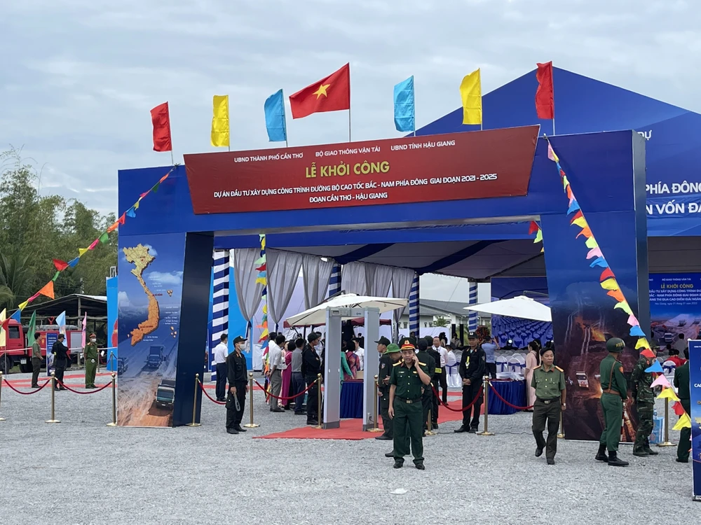 Lễ khởi công dự án thành phần Cần Thơ - Hậu Giang Ảnh: CHÂU ANH Lễ khởi công dự án thành phần Cần Thơ - Hậu Giang Ảnh: CHÂU ANH