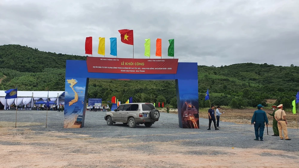 Quang cảnh Lễ khởi công đoạn Vân Phong – Nha Trang. Ảnh: HUỲNH HẢI Quang cảnh Lễ khởi công đoạn Vân Phong – Nha Trang. Ảnh: HUỲNH HẢI