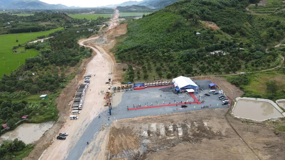 Cung đường chuẩn bị khởi công cao tốc Bắc-Nam đoạn Vân Phong – Nha Trang nhìn từ trên cao. Ảnh: HUỲNH HẢI Cung đường chuẩn bị khởi công cao tốc Bắc-Nam đoạn Vân Phong – Nha Trang nhìn từ trên cao. Ảnh: HUỲNH HẢI