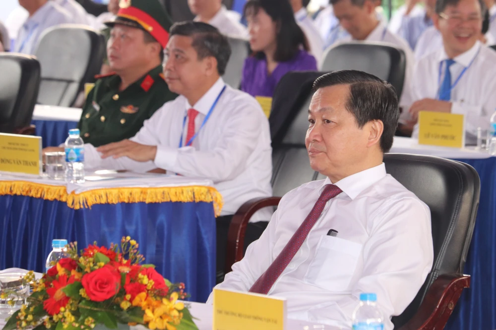 Phó Thủ tướng Chính Phủ Lê Minh Khái tham dự buổi Lễ Khởi công điểm cầu Hậu Giang. Ảnh: CHÂU ANH Phó Thủ tướng Chính Phủ Lê Minh Khái tham dự buổi Lễ Khởi công điểm cầu Hậu Giang. Ảnh: CHÂU ANH