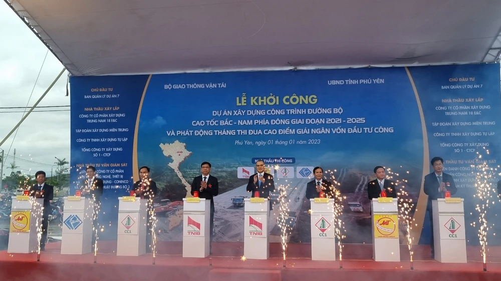 Ông Phạm Đại Dương-Bí thư Tỉnh ủy Phú Yên cùng các đại biểu bấm nút khởi công dự án thành phần tại Phú Yên. Ảnh: TẤN LỘC Ông Phạm Đại Dương-Bí thư Tỉnh ủy Phú Yên cùng các đại biểu bấm nút khởi công dự án thành phần tại Phú Yên. Ảnh: TẤN LỘC