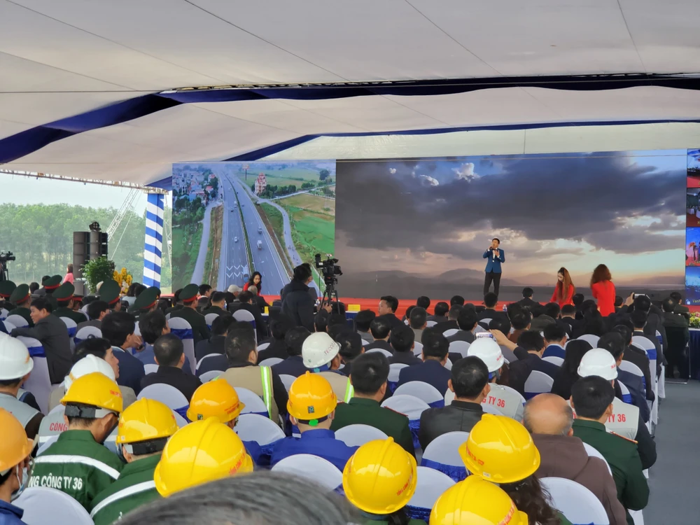 Quan khách có mặt tại buổi lễ. Ảnh: BẢO THIÊN Quan khách có mặt tại buổi lễ. Ảnh: BẢO THIÊN