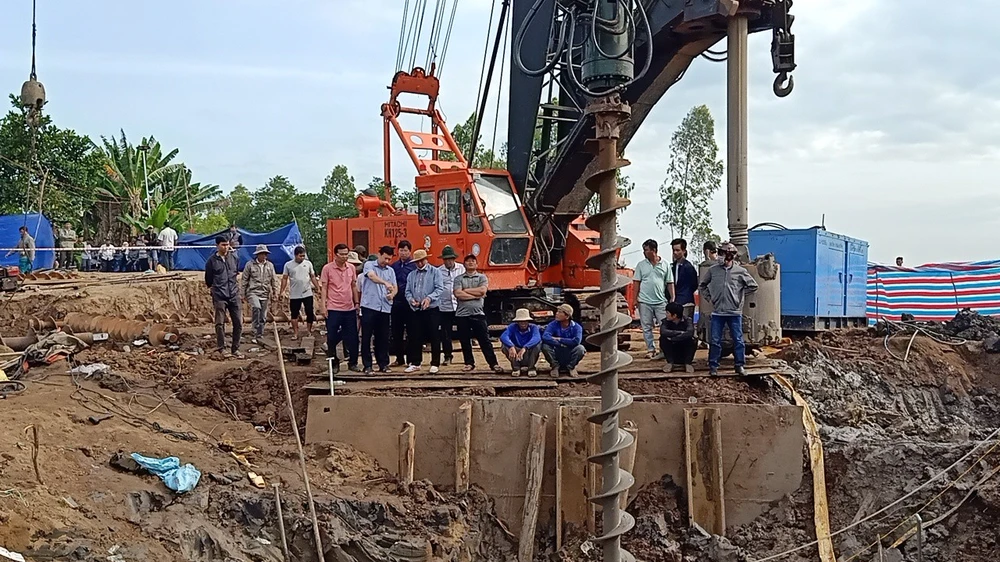 Lãnh đạo tỉnh Đồng Tháp có mặt tại hiện trường.