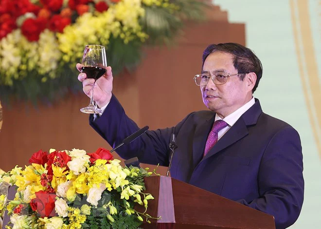 Thủ tướng chúc mừng Năm mới tới các đại sứ, đại biện, đại diện các cơ quan ngoại giao, các tổ chức quốc tế tại Việt Nam. (Ảnh: Dương Giang/TTXVN)