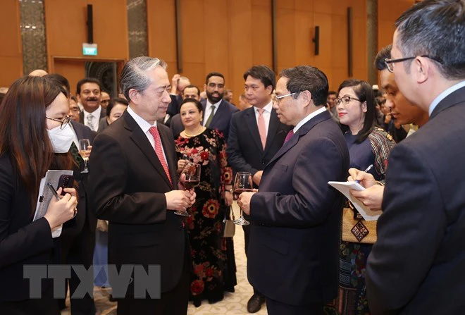 Thủ tướng Phạm Minh chúc mừng Năm mới tới các đại sứ, đại biện, đại diện các cơ quan ngoại giao, các tổ chức quốc tế tại Việt Nam. (Ảnh: Dương Giang/TTXVN)