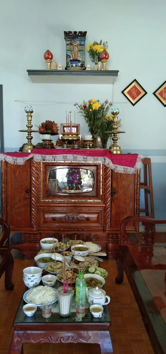 Theo cách bố trí thờ tự thì bàn thờ Phật trên bàn thờ gia tiên