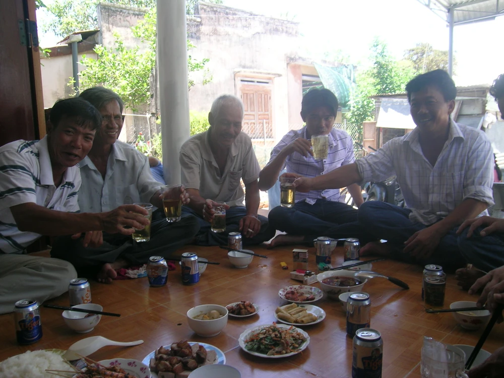 Ở nông thôn, những ngày trước tết là vui nhất vì ngoài cúng lễ là dịp gặp mặt bà con, anh em, bạn bè... xa gần về quê đón tết