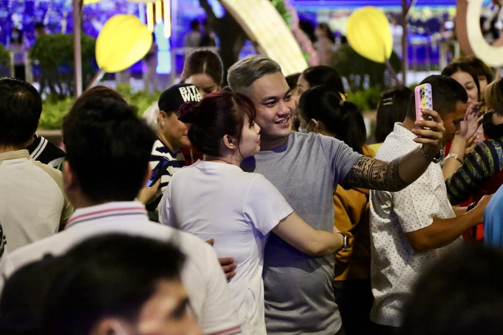 Người dân du xuân đông nghẹt ở trung tâm TP.HCM.