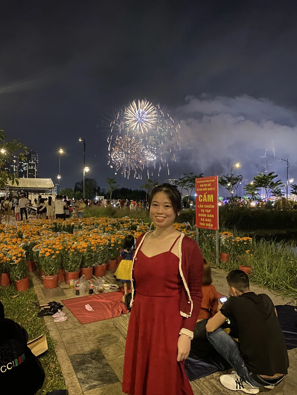 Người dân TP. HCM xem bắn pháo hoa.