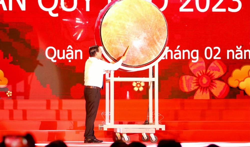 Chủ tịch UBND TP.HCM Phan Văn Mãi đánh trống khai hội tết Nguyên tiêu 2023.