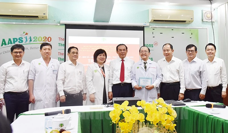 Bí thư Nguyễn Văn Nên và các đại biểu thăm hỏi, chúc mừng GS.BS Trần Đông A. Ảnh: Thanhuytphcm.vn