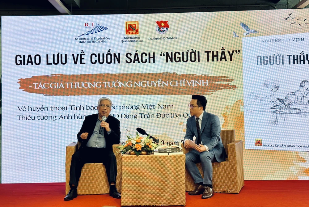 Thượng tướng Nguyễn Chí Vịnh đang chia sẻ tại buổi giao lưu