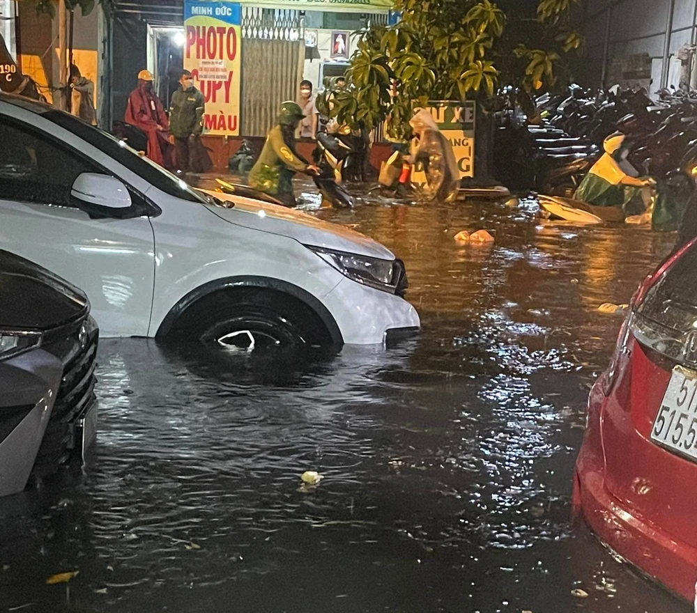 Mưa lớn ở khu vực Gò Vấp gây ngập đường, xe cộ phải dắt bộ vì chết máy. Ảnh: Trọng Nguyên